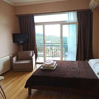 Гостевой дом Над морем Ялта 1-к студия с удобствами и кухней  в номере-8