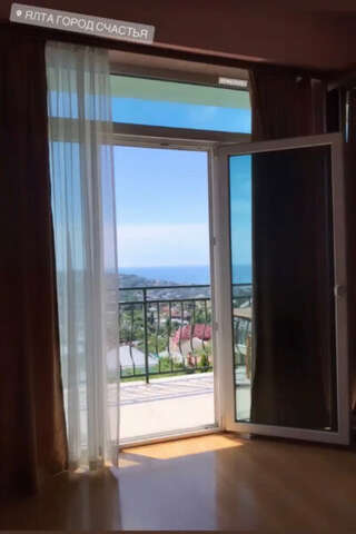 Гостевой дом Над морем Ялта 1-к студия с удобствами и кухней  в номере-6