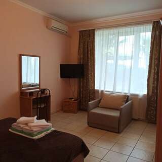 Гостевой дом Над морем Ялта 2-к студия без балкона-1