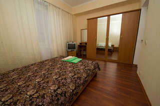 Гостевой дом Над морем Ялта Эконом с общей ванной комнатой и общей кухней.-1