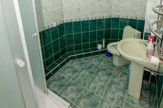 Гостевой дом Над морем Ялта 1-к студия с удобствами и кухней  в номере-2