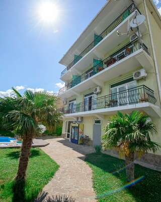 Гостевой дом Над морем Ялта-1