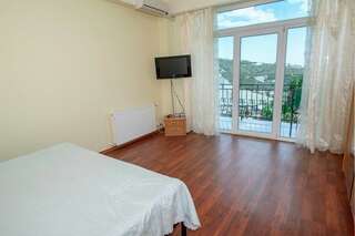 Гостевой дом Над морем Ялта Стандарт с общей ванной комнатой и общей кухней.-1