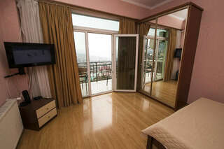 Гостевой дом Над морем Ялта 2-к студия с балконом-1